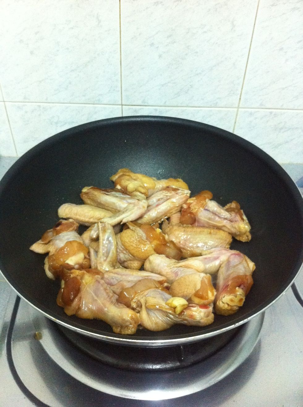 Heat oil in a wok and put the chicken until in turns into golden brown under a medium heat fire..about 3-4 minutes
