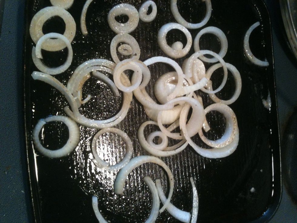 Heat oil in pan. Cut onion into rings then throw into the pan.