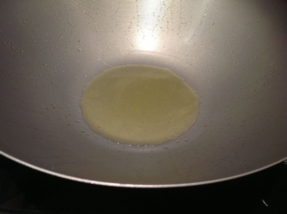 Heat oil until it makes this shape in the wok it won't make this shape in a pan so just heat it for 1 min if you have a pan