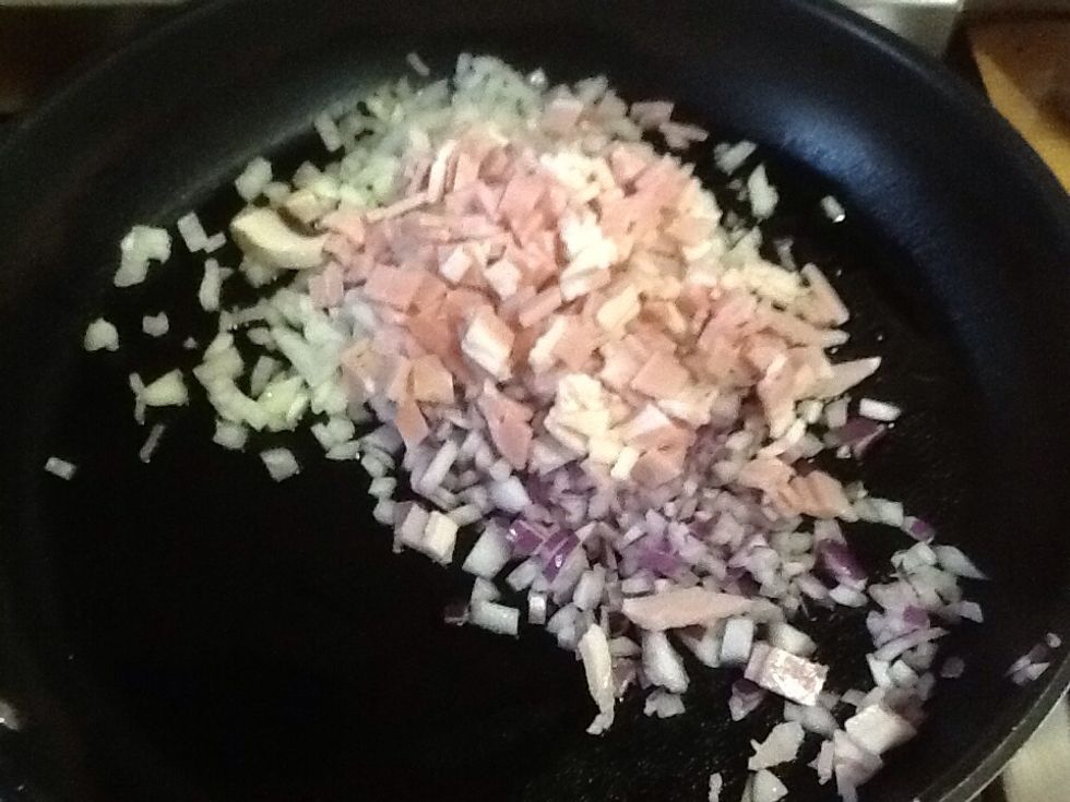 Heat oil up in a pan, then add the onion, garlic and bacon. Cook for 3-4 minutes until onion is softened. Add mushroom, then cook for 2-3 minutes until tender.