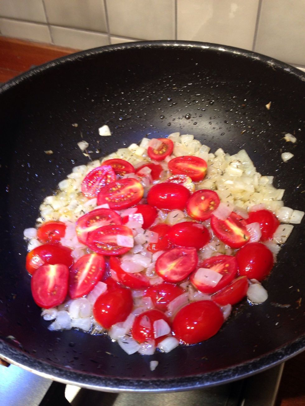 Heat olive oil in pan and fry the onion for 6-7mins until softens. Add thyme and continue frying for 3mins until fragrant. Stir in tomatoes and fry for another 5mins until oil turns slightly red.
