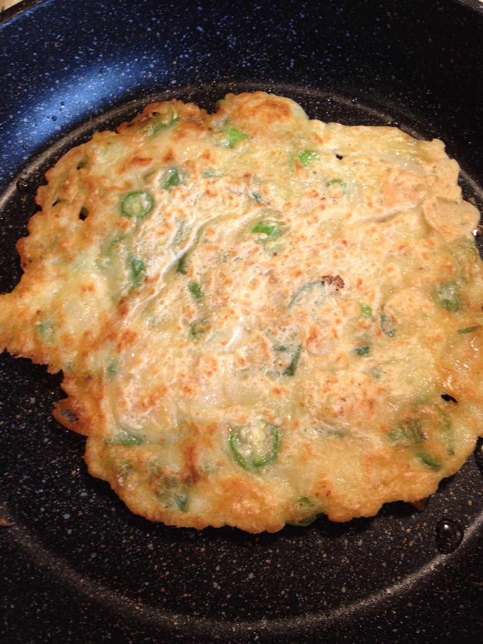 Heat one side for about 2-3 mins high and flip it over. It should look something like this. Personally, I like my pancake crispy and golden so I fully cook it 'till it's really crispy.