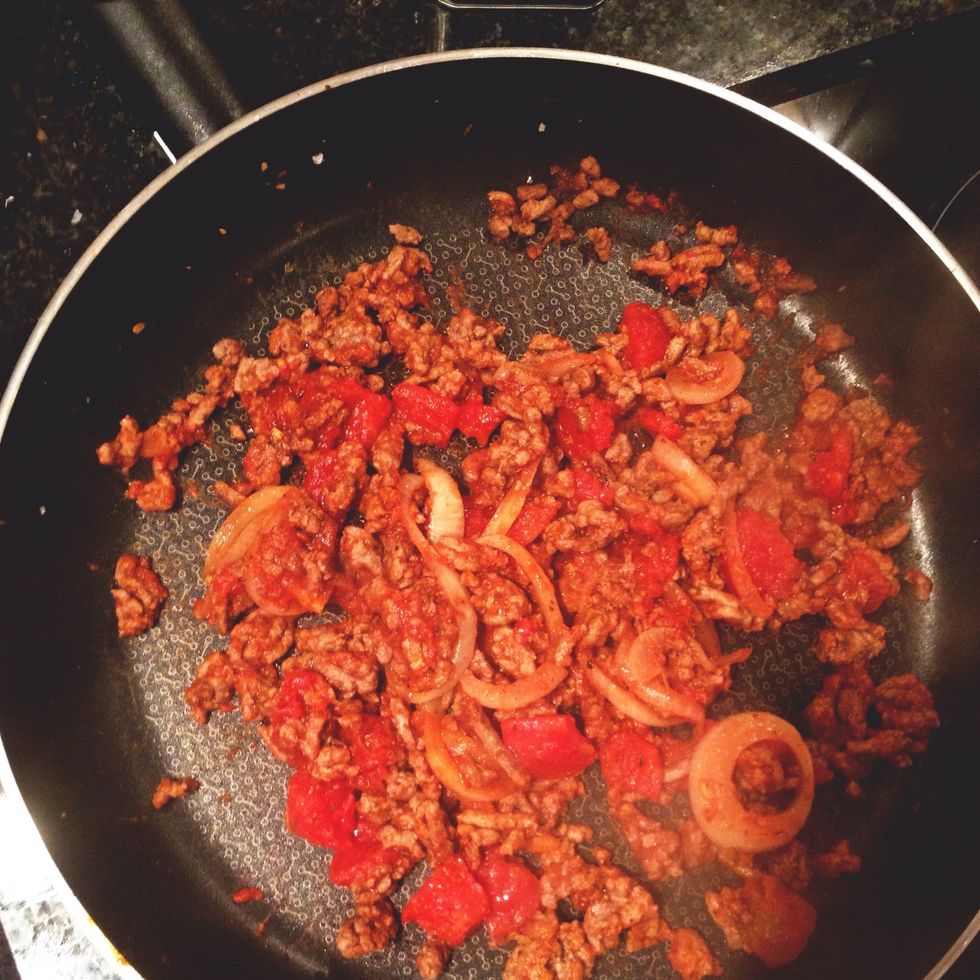 Heat onion, meat, tomatoes and spices in a pan for 2-3 mins