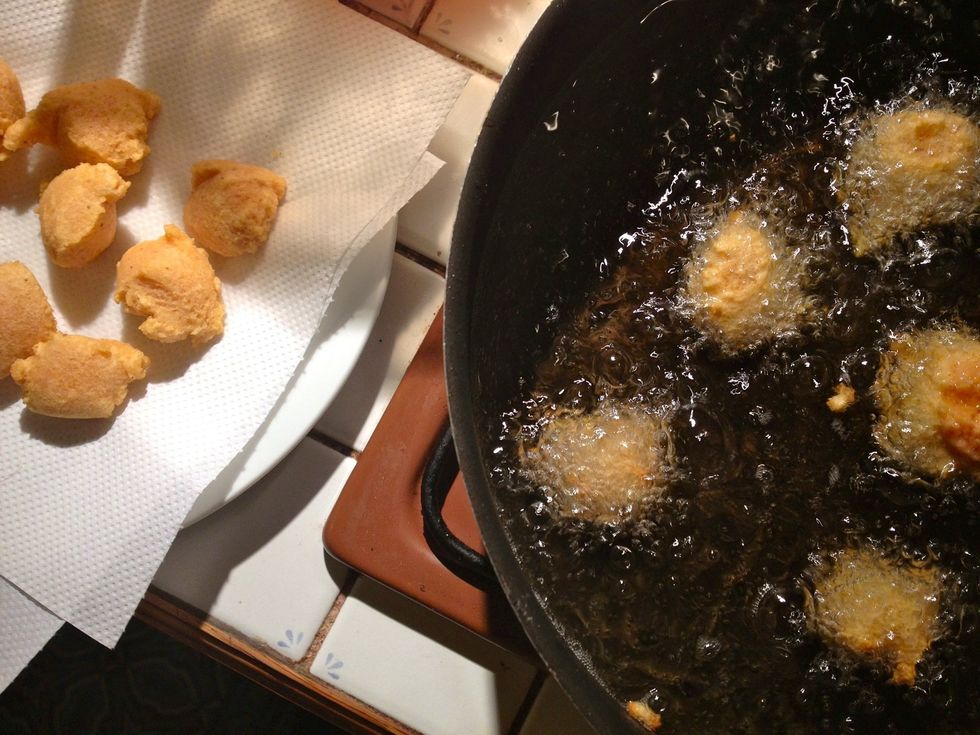 Heat the oil in a frying pan and when hot, place the donuts there. Cook about 3 minutes (turn them halfway through cooking) and drain on absorbent paper.