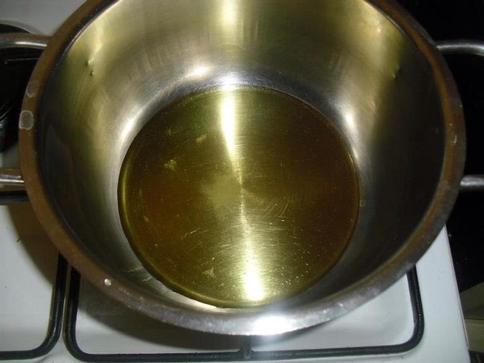 Heat the oil over low heat in the saucepan