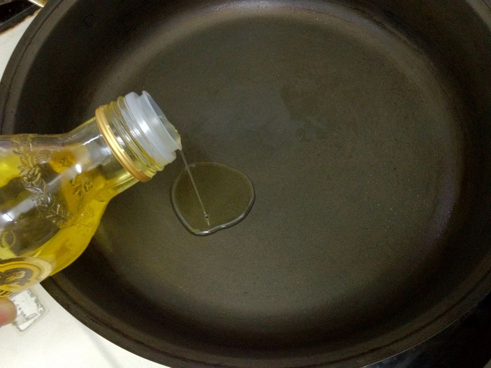 Heat the olive oil in high heat.