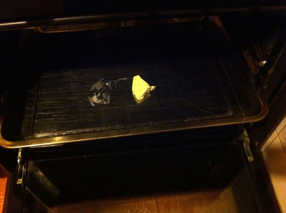 Heat the oven 180gradus and oil the butter