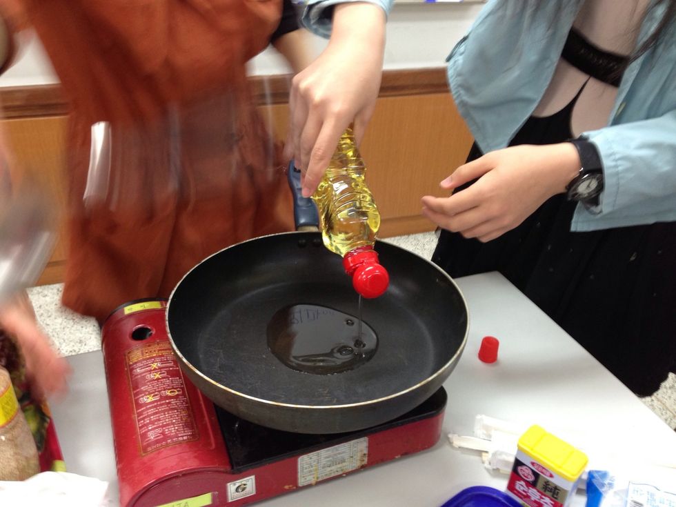Heat the pan with oil . Your Bulgogi is almost done >:)