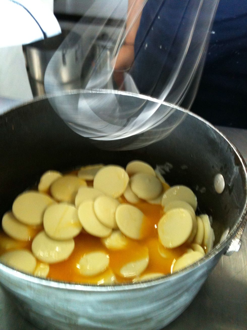 Heat the pulp (do not boil) and remove from the stove. Add the chocolate