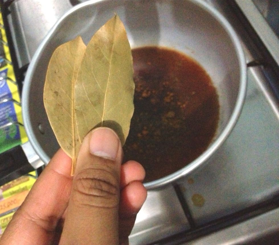 Heat the sauce pan. Medium heat. Wait until little bit bubbly. Add in 2 bay leaves