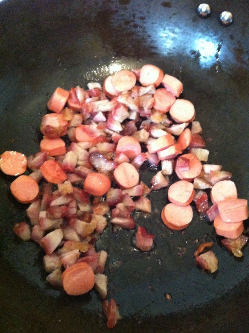 Heat the wok, pan fried the meat in high heat until sausage turn golden color. Put it on aside for later use, do not turn off the stove.