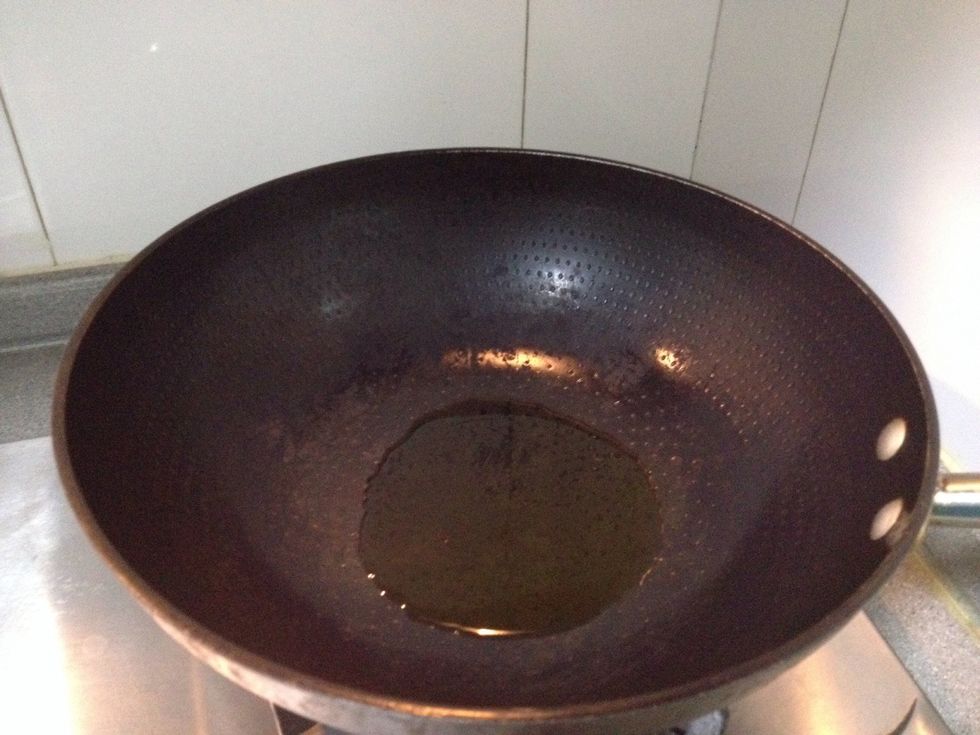 Heat the wok with high heat and 3 tbs olive oil.