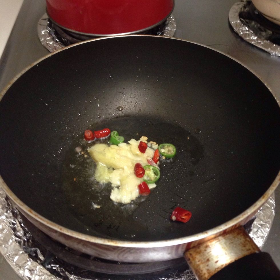 Heat up 1 tbs olive oil .. Add garlic, ginger and Thai chili if you want it spicy.