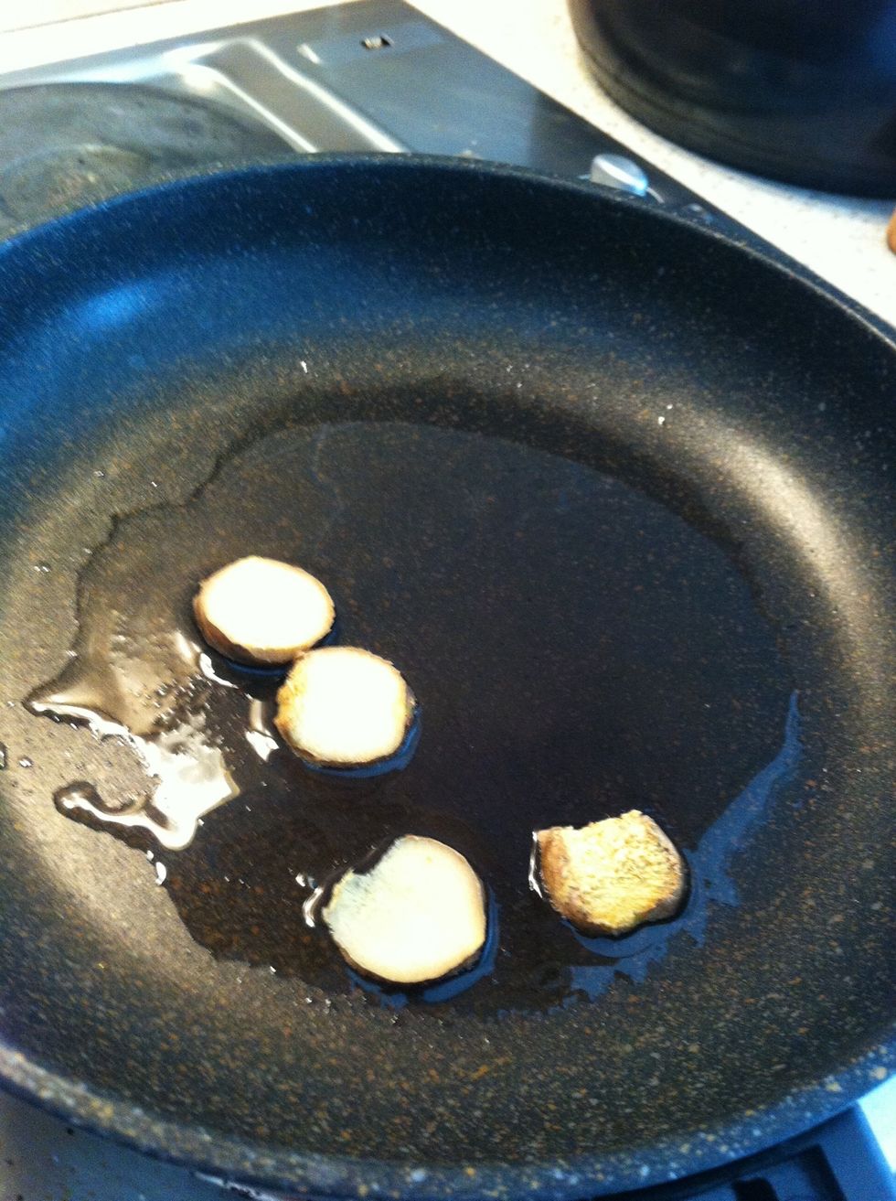 Heat up a frying pan and put half of the ginger slices into some oil, I've used olive oil.