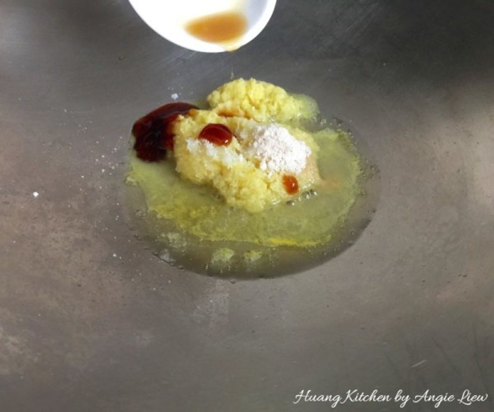 Heat up oil in wok and add in the ground ginger. Then add in all the other ginger sauce ingredients and stir fry till well mixed.