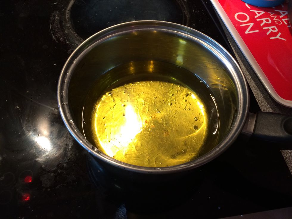 Heat up the oil in a frying pan.