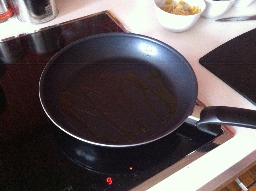 Heat up the olive oil.