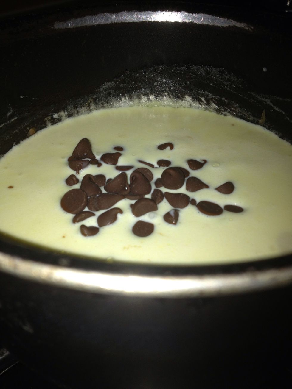 Heat up the remaining 200ml of whipping cream, and turn of the heat before it comes to a boil. Then add in the butter and chocolate (I used milk 250g milk chocolate and 50g dark chocolate).