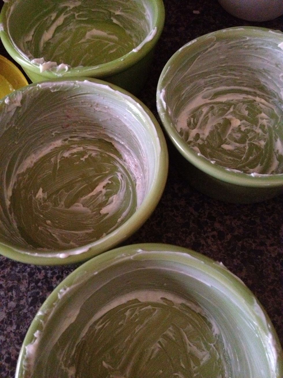 Heavily butter your ramekins which will help the banana pudding to come out if your plating