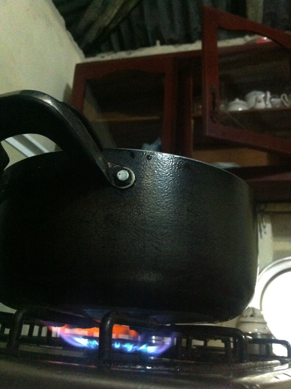 Hecha solo las patas y los cachos, y luego de que comience a hervir! Hechas el cuerpo caparazon, concha, o como lo llames !! Por 5 minutos!
