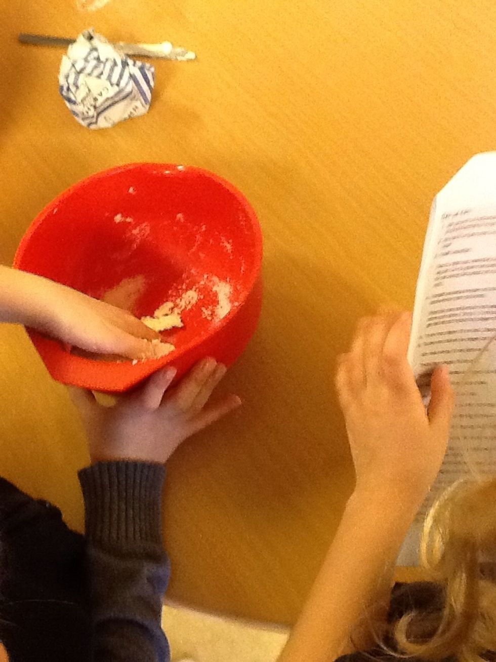 Hel i sm\u00f6r och socker och sen vispar du den med en elvisp. Har du inte en elvisp s\u00e5 kan du ta med h\u00e4nderna.