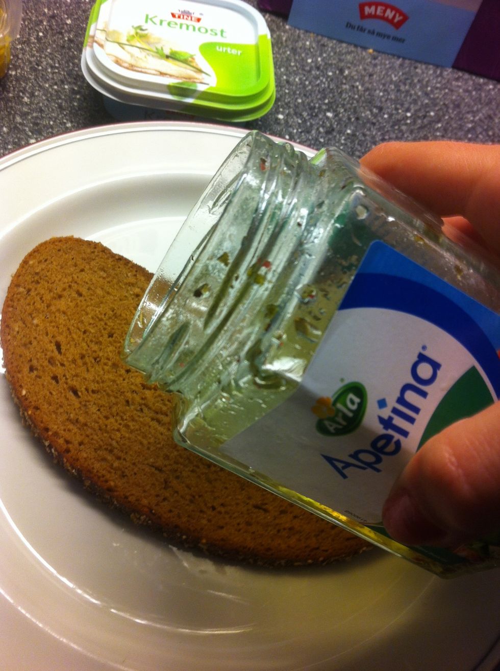 Hell gjerne litt Apetina olje p\u00e5 br\u00f8dskiven