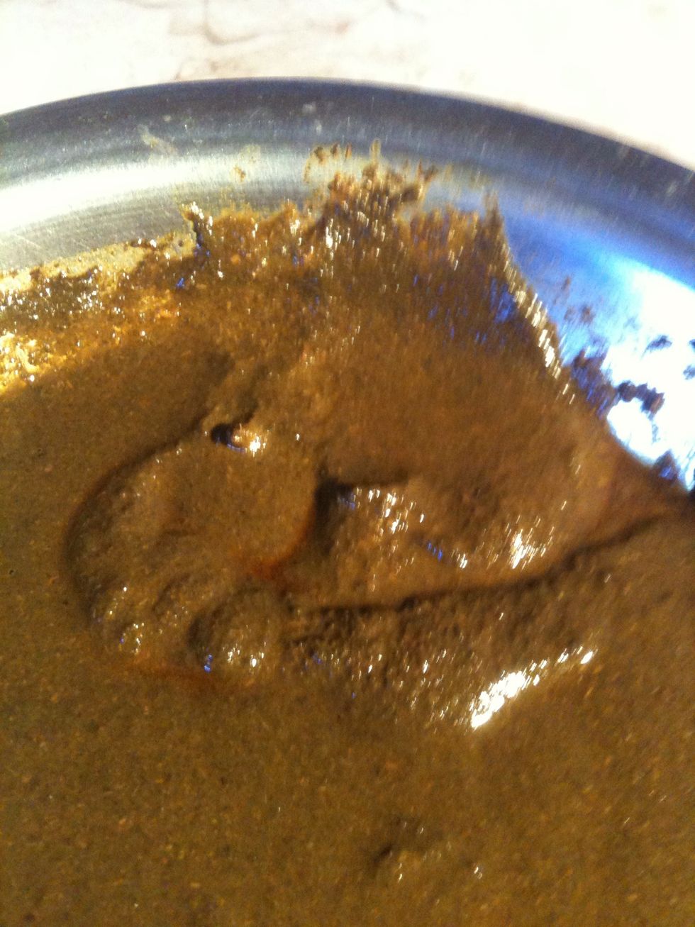 Henna has a natural dye release once you add your preferred liquid. Here you can see Red coloured pools of tannin on the top of your paste after a few hours. Once fully cured a dark film develops.