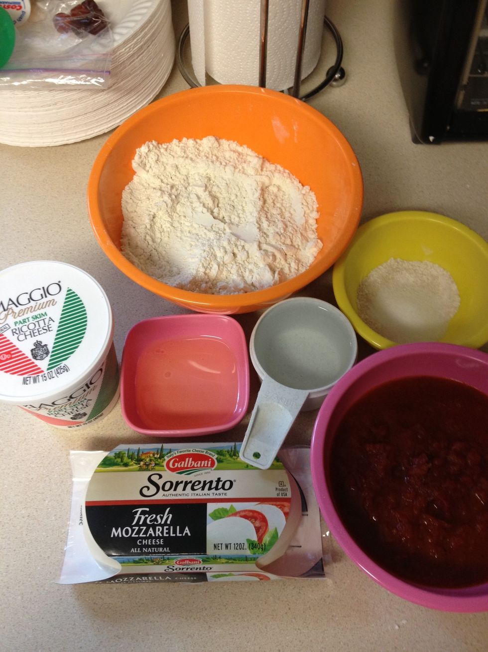 Here are all the ingredient (toppings excluded). Set oven to 425 F