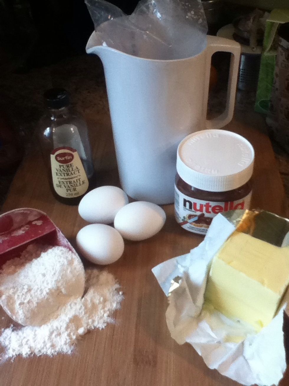 Here are the ingredients.. 3 eggs , 1 cup 1/2 of flour, 1 teaspoon of vanilla, 3 cups of milk, Nutella and butter