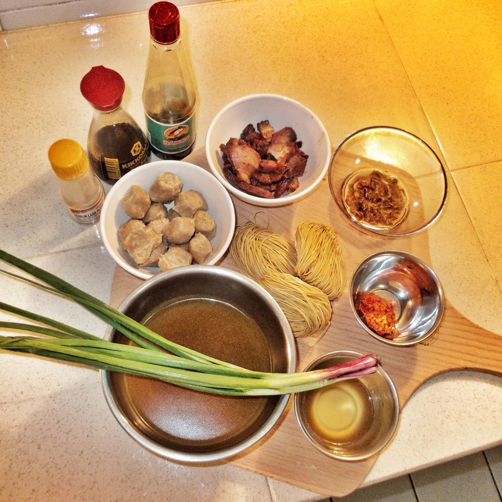 Here are the ingredients, I have used Chinese Char Siew (Honey Roasted Meat) as my choice of meat, For Kosher and Halal versions, would suggested shredded chicken.