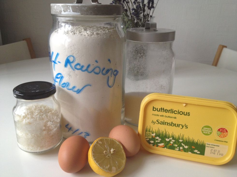 Here are the ingredients. I use cup measurement because my scales are broken. If you don't have the baking parchment to line the container. Grease the container with marg/spread dust off with flour)