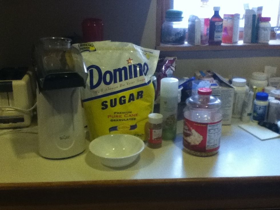 Here are the ingredients to make cinnamon popcorn: less than 100 calories a cup!