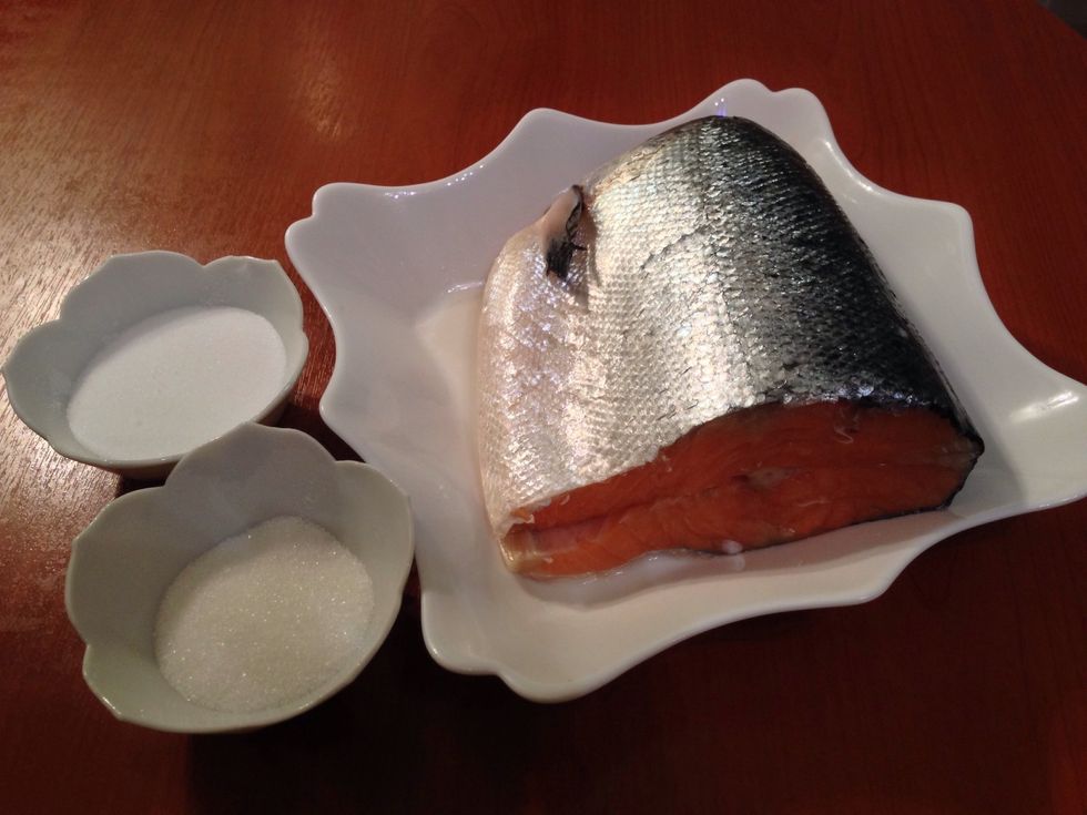 Here are the supplies. Note that this amount of salt and sugar is enough not only for the piece of salmon, but also for the whole fish.