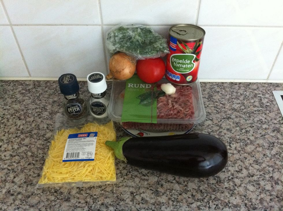 Here are the supplies serving FOUR persons. Oops - I forgot the other eggplant \ue404! So one eggplant serves two persons, unless you are very hungry or a big eater \ue404.