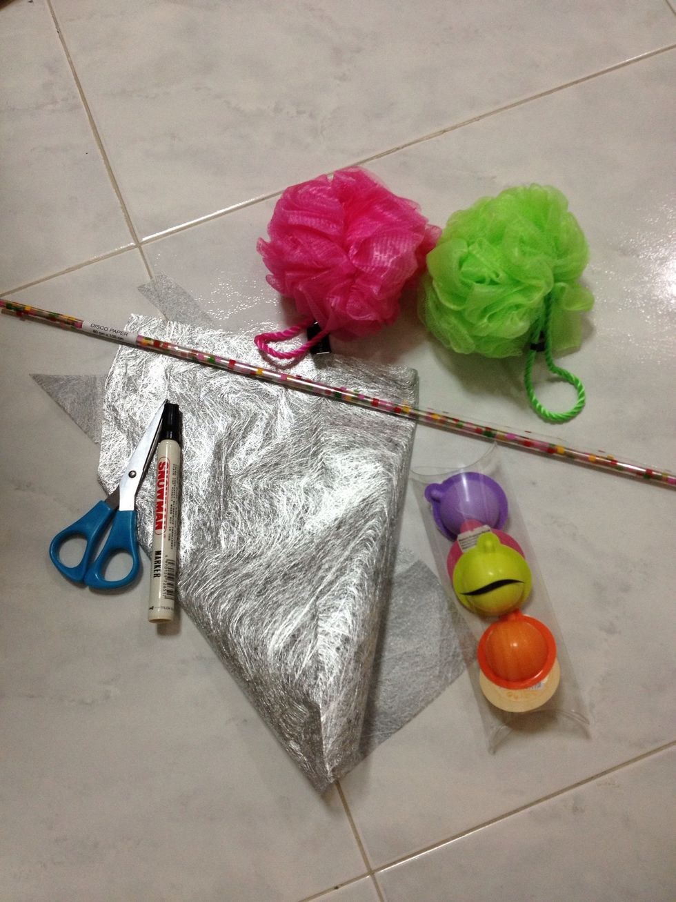 Here are the supplies with xmas gift (colorful loofah and colorful travel size shower gel, i m so excited with those colors ^^