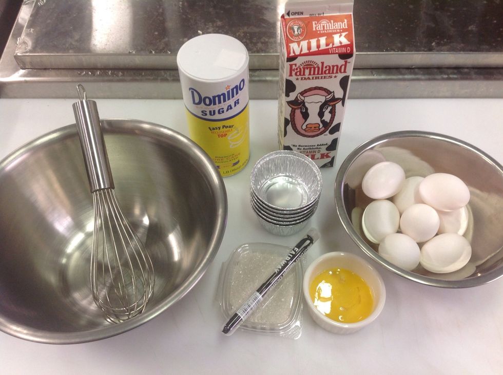 Here are your supplies, plus some nice garnish for your finished plate. I'll use some mint and sliced strawberry...