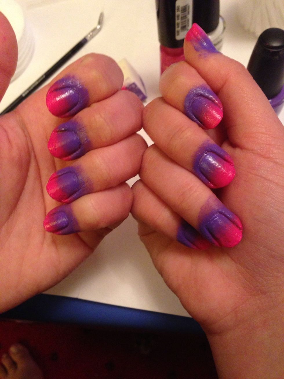 Here I have a good opacity and gradient effect. Don't worry if the nails gain some texture from the sponge, this will disappear with the top coat.