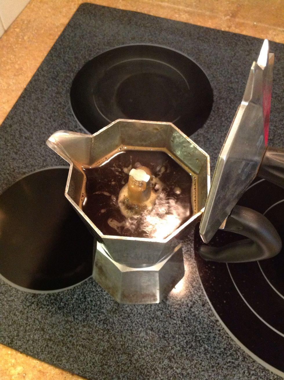 Here is a finished pot of espresso. Note how the coffee is at the lip of the spout. This line equates to the water line in the water well that you used before. If the coffee reaches here, it's done.