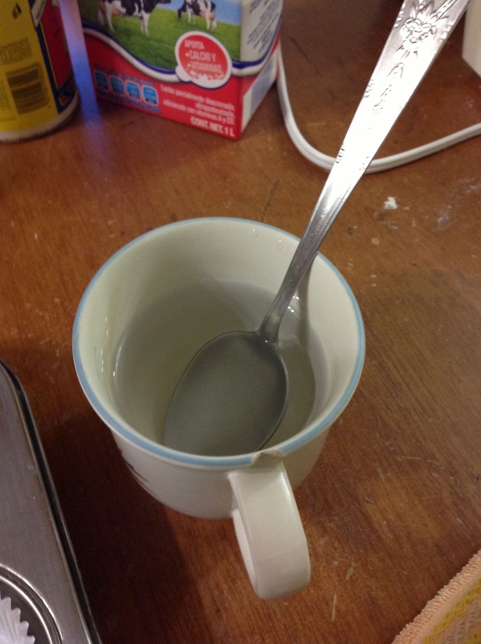 Here is a good tip: a cup of cold water and a spoon to add the mix into the baking tray. If you have a scoop, use it, also in water.