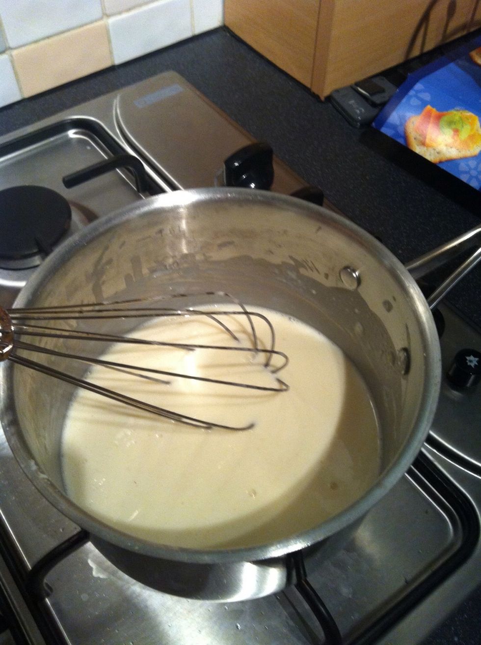 Here is a nice smooth sauce! Whisk whisk whisk is the only advice. This is a classic white sauce, but we are going to turn it into a yummy cheese sauce