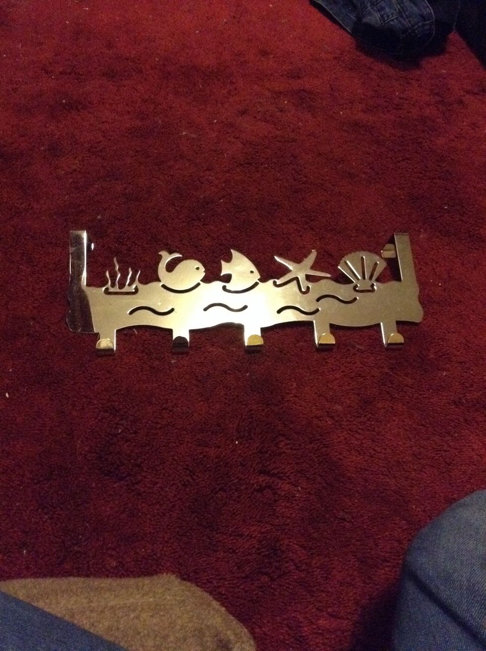 Here is a picture of the towel holder thingy, I'm not sure what it is actually called :)
