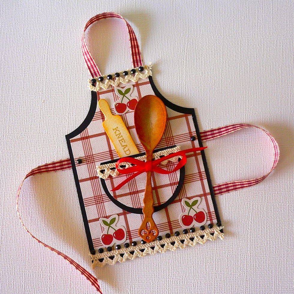 Here is a Step by Step - on how to create this gorgeous little paper apron embellishment for the cover of the recipe book. Note this would also look fabulous on a card or shopping list notebook.