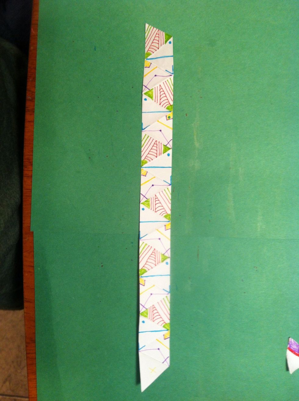 Here is front. It goes 1-2-3, 1-2-3, 1-2-3, 1-2-3, 1-2-3, 1-2-3. The first 3 are normal & next 3 are mirrored/flipped. Focus on the triangles that are red 'n green. You'll see it. Last triangle blank.