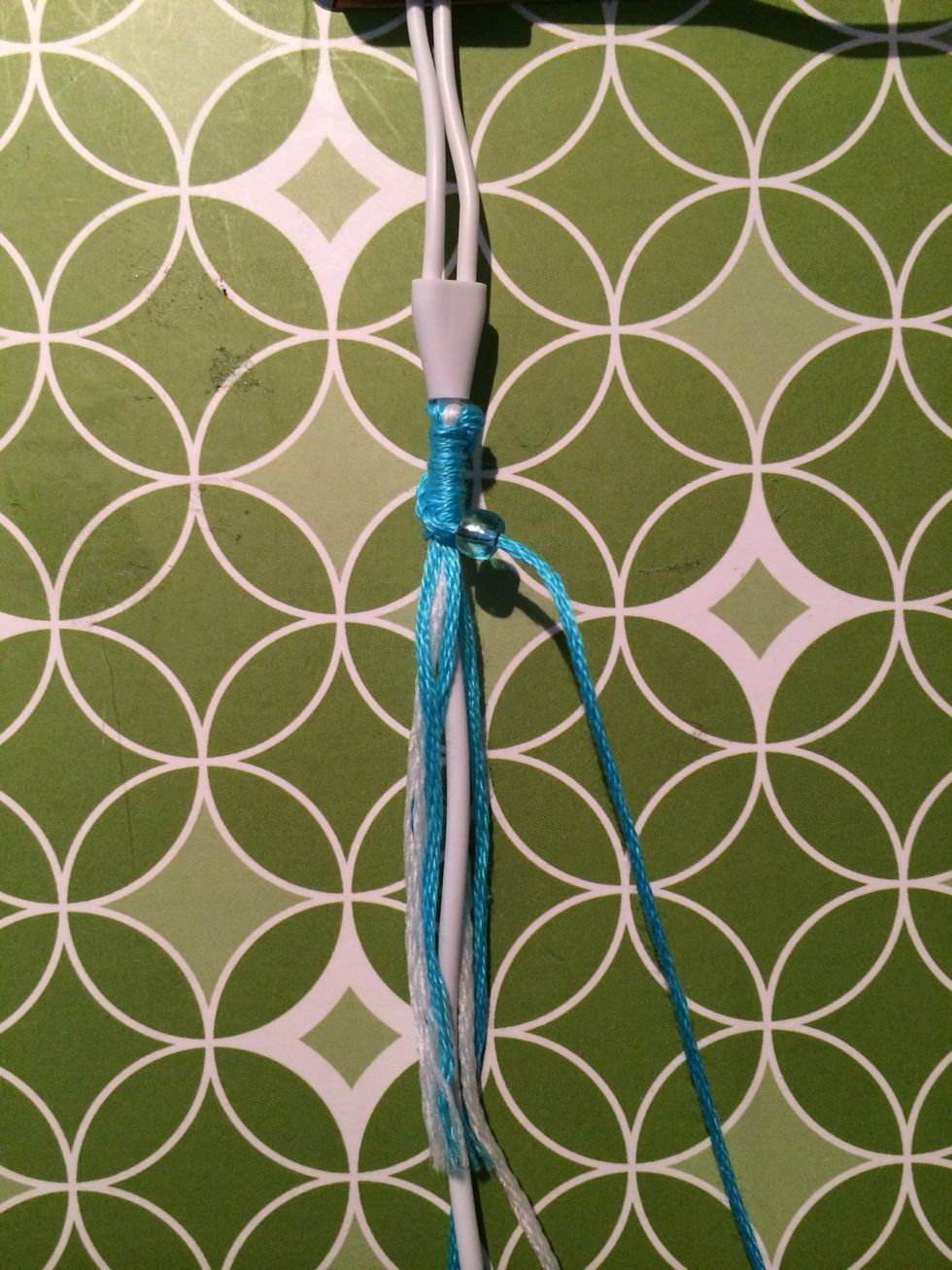 Here is the bead all the to the top. Now it's time to keep making knots and continue our Chinese Staircase.