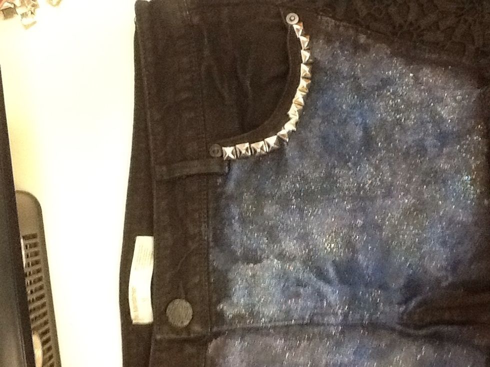 Here is the final shorts once fully studded. You can stud them any way you want.