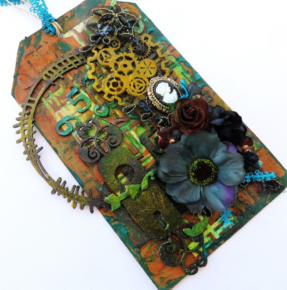 Here is the finished tag from the side to show you all layers.