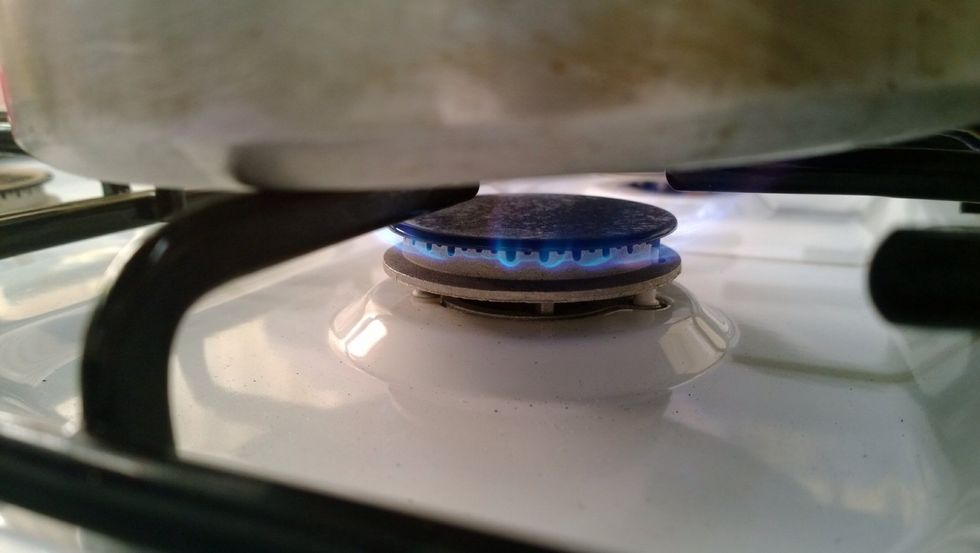 Here it is again with the pot on it. See how the fire ends just spread a small distance across the pot. That's just nice. If you don't understand, buy me an air ticket I'll come show you. :D