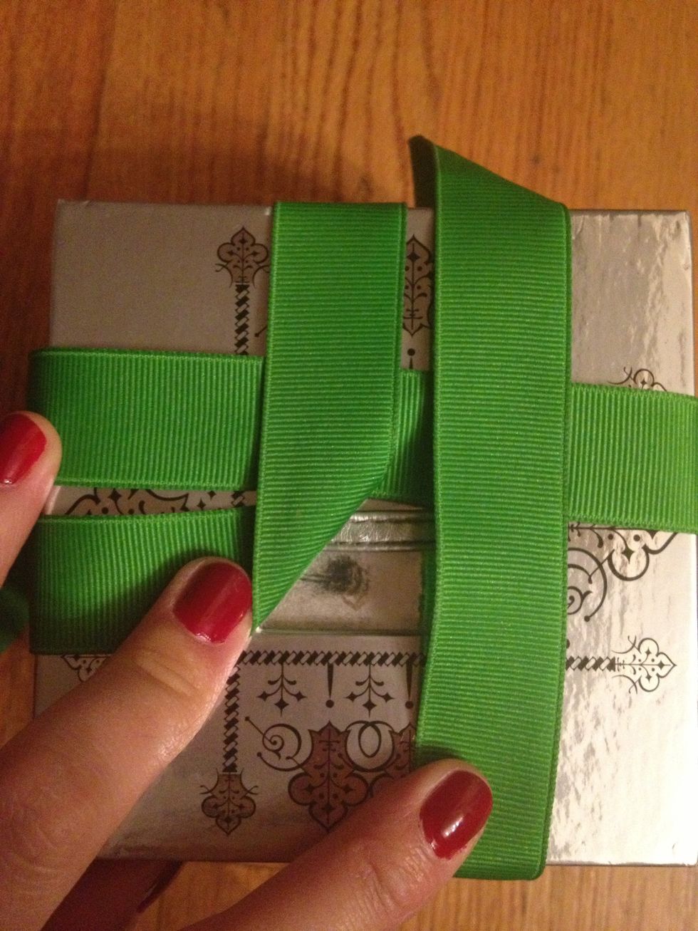 Here's a detail shot.  This is the same as the last picture, just not pulled tight.  And the top left (horizontal) piece of the ribbon actually crosses the one ("J" shaped) below it.