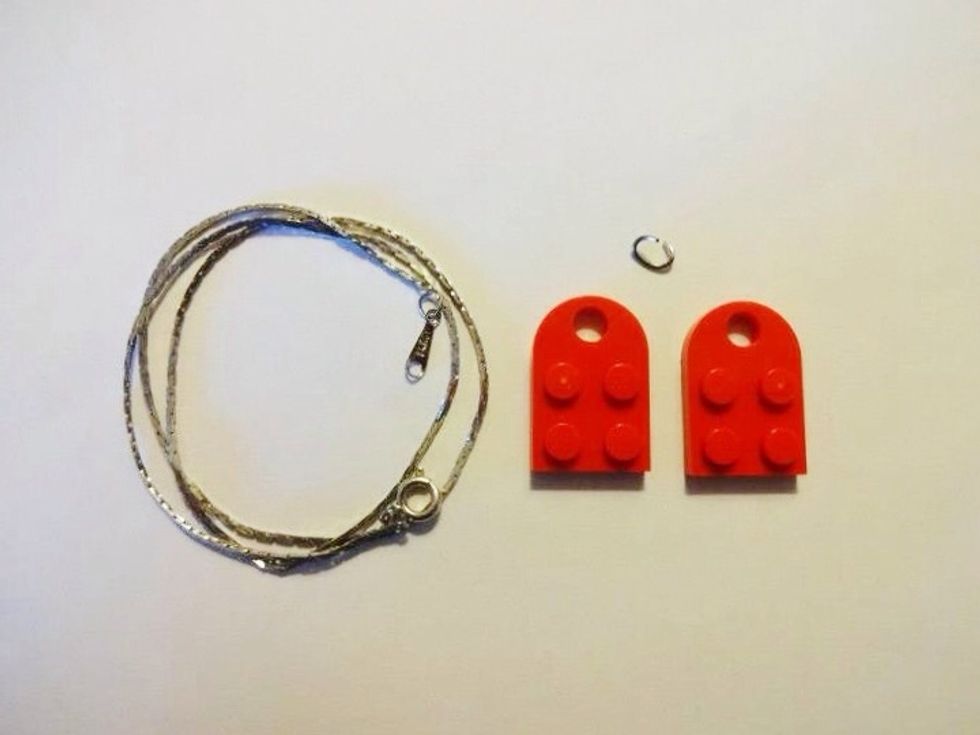 Here's a picture of the supplies I used. Not really sure how to describe the Lego pieces, but they should look like the above :) The jewelry chain was from an old pendant necklace.