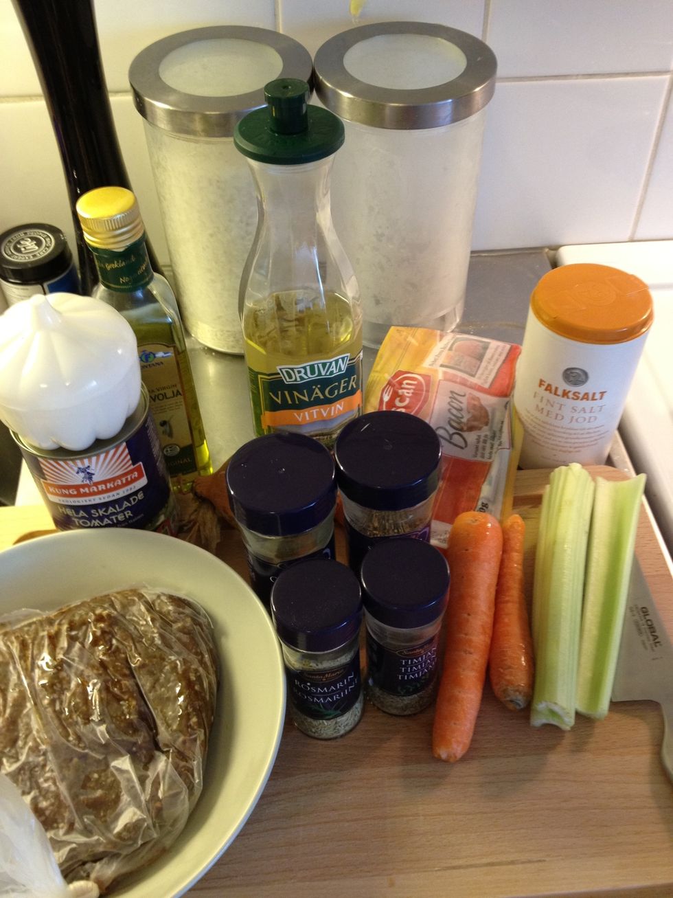 Here's all the things you need to make the perfect bolognese ! All the ingredients are named in the supply list :)